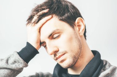 Adamın fotoğraf stüdyosunda başı ağrıyor.