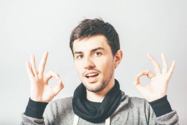 Adam fotoğraf stüdyosunun arka planında iyi görünüyor.