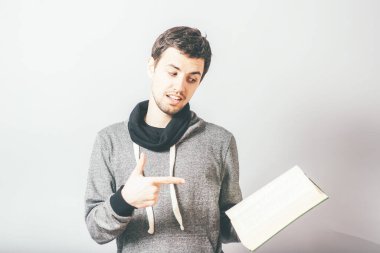 Adam deftere gösterir