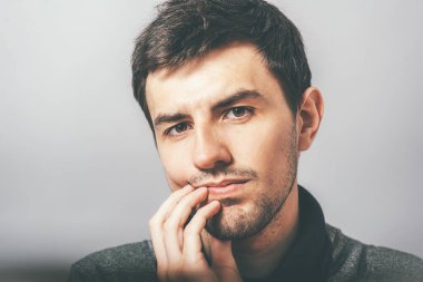 Adamın dişi ağrıyor.