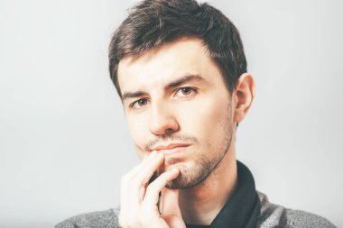 Adamın dişi ağrıyor.