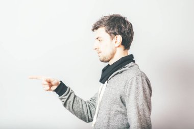 Adam parmağıyla işaret eder