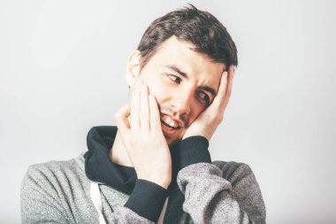 Adam işten sonra boynunu esnetiyor.