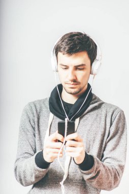 Tabletli kulaklıklı adam.