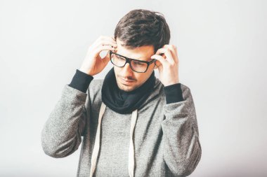 Fotoğraf stüdyosunda gözlüklü bir adam.