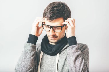 Fotoğraf stüdyosunda gözlüklü bir adam.