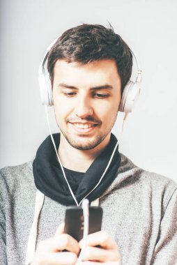 Tabletli kulaklıklı adam.