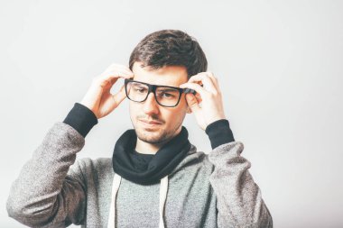 Fotoğraf stüdyosunda gözlüklü bir adam.