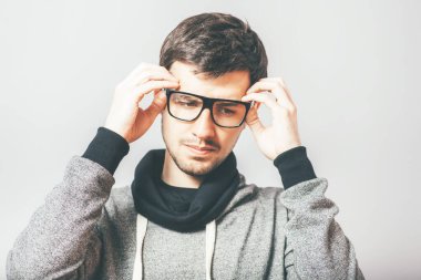 Fotoğraf stüdyosunda gözlüklü bir adam.