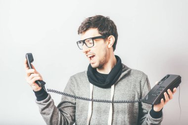 Adam sabit hattan konuşuyor.