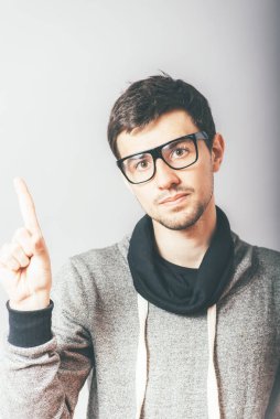 Adam işaret parmağını gösteriyor.