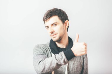 Adam başparmağını kaldırıyor.