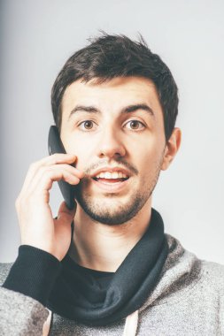 Adam cep telefonuyla konuşuyor.