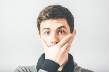 Adam eliyle ağzını kapattı.