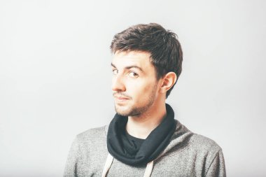 Fotoğraf stüdyosundaki adam portresi