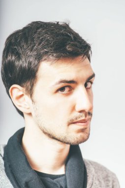 Fotoğraf stüdyosundaki adam portresi