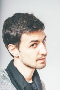 Fotoğraf stüdyosundaki adam portresi
