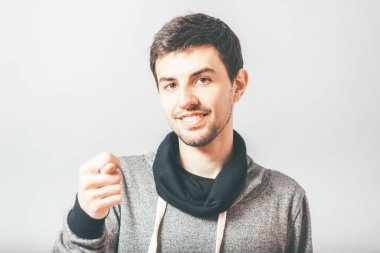 Adam fotoğraf stüdyosunda incir gösteriyor.