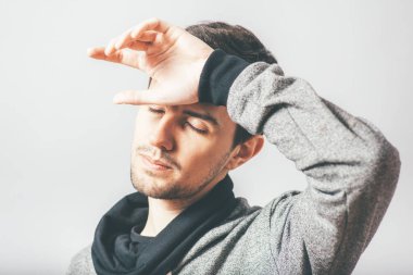 Fotoğraf stüdyosundaki adamın başı ağrıyor.