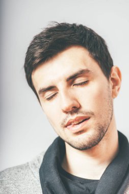 Fotoğraf stüdyosunda uyuyan adam.