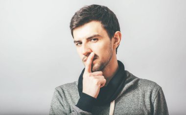 Adam fotoğraf stüdyosunun arka planında...