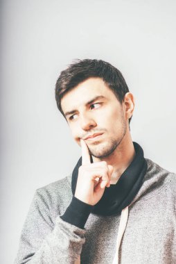 Adam fotoğraf stüdyosunun arka planında...