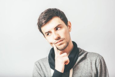 Adam fotoğraf stüdyosunun arka planında...