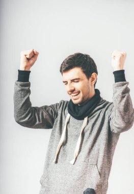 Adam fotoğraf stüdyosunun arka planında seviniyor