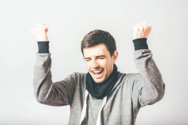 Adam fotoğraf stüdyosunun arka planında seviniyor