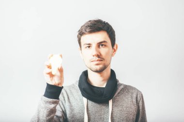 Elinde ampul tutan bir adam.