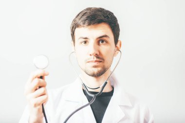 Beyaz önlüklü doktor.