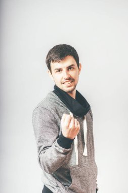 Adam yumruğunu gösteriyor.