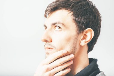 Adam fotoğraf stüdyosunun arka planında...