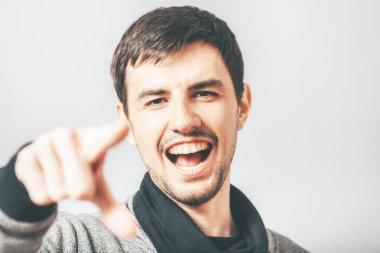 Adam seni işaret ediyor.