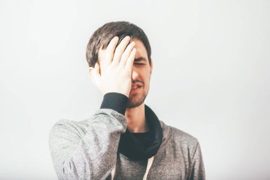 Fotoğraf stüdyosundaki adamın başı ağrıyor.