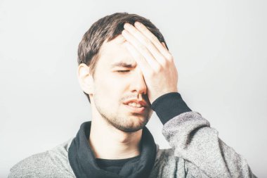 Fotoğraf stüdyosundaki adamın başı ağrıyor.