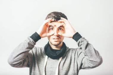 Fotoğraf stüdyosunda dürbünü olan bir adam.