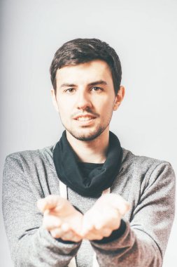 Adam sorar, el ele tutuşur