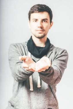 Adam sorar, el ele tutuşur