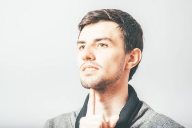 Adam fotoğraf stüdyosunun arka planında...