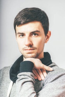 Adam çenesini geri çekiyor.