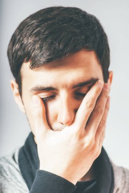 Fotoğraf stüdyosunun arka planında umutsuz bir adam.