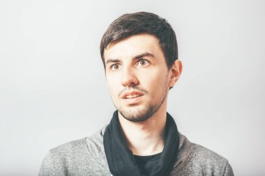 Fotoğraf stüdyosundaki adam portresi