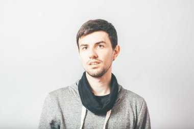 Fotoğraf stüdyosundaki adam portresi