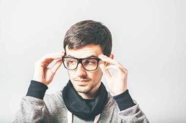 Fotoğraf stüdyosunda gözlüklü bir adam.