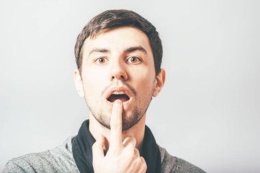 Adam fotoğraf stüdyosunun arka planında...