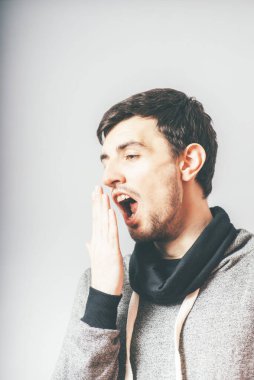 Adam fotoğraf stüdyosunda esniyor.