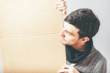 Elinde mukavva olan adam...