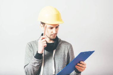 İnşaat kaskı ve klasörleri olan bir adam.