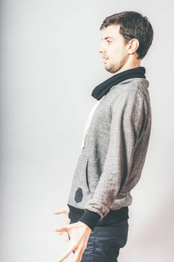 Genç adam bilmiyor.